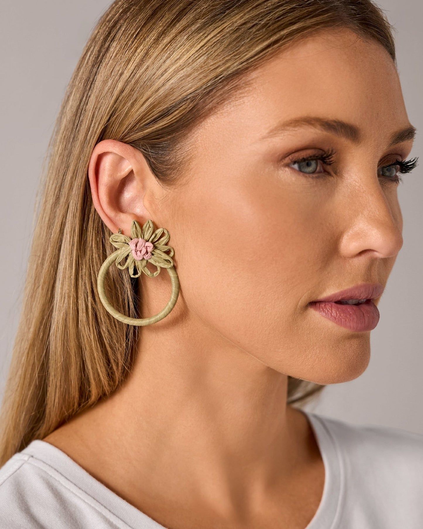 Flower Raffia Hoop Earring Natural/Pink